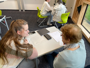 bg_schueler_helfen_senioren_07.jpg  